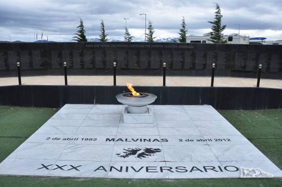 Monumento relembrando os mortos na Guerra das Malvinas (Ushuaia, no sul da Terra do Fogo, na Argentina)